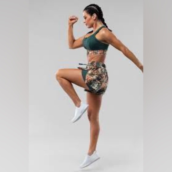 SheFit 2 in 1 Running Shorts Green Conquer and Print Size M NWT - Picture 2 of 12